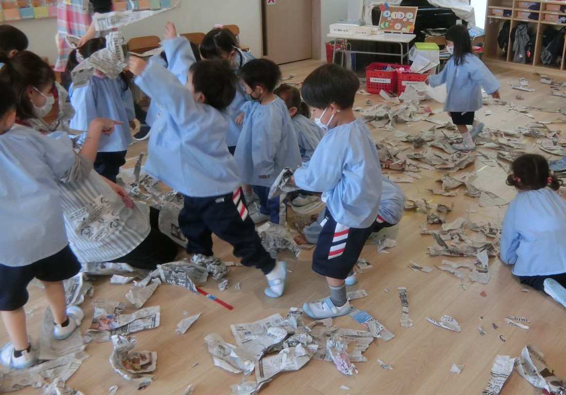 3歳児さんが新聞遊びをしました 大谷さやまこども園